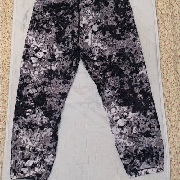 Calvin Klein performance athletic cropped leggings - Picture 3 of 5